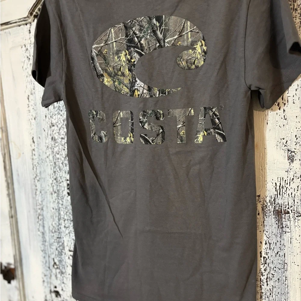 🆕 Costa Del Mar Camo Logo Graphic Tee Men’s Gray Short Sleeve Shirt & Logo Decal